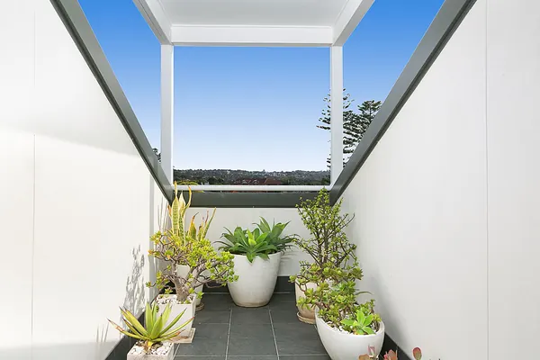 Master bedroom balcony garden